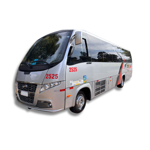 Frota de vans e micro-ônibus da TC Tur para transporte universitário.