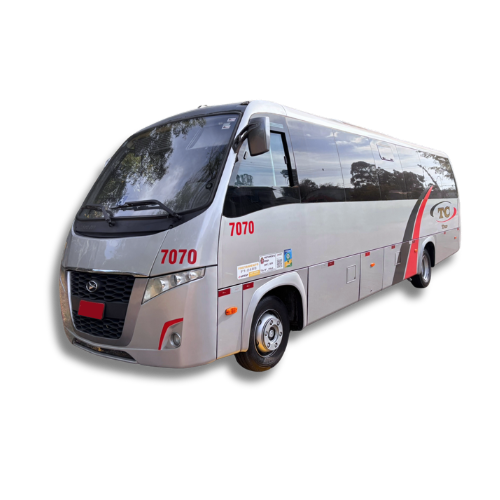Frota de vans e micro-ônibus da TC Tur para transporte universitário.